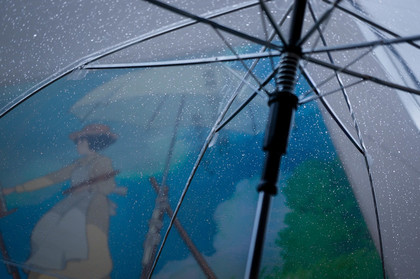 傘と梅雨空