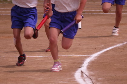 バトンを持って走る子どもたち