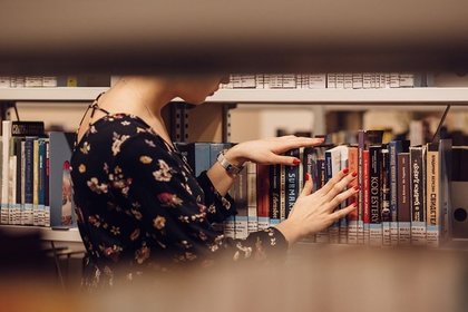 女性と図書館