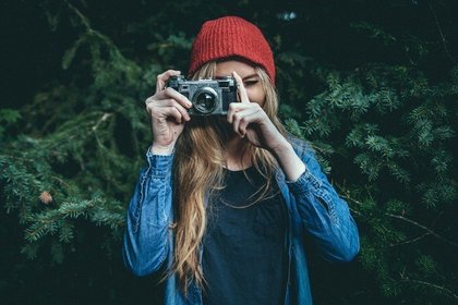 写真を撮る女性