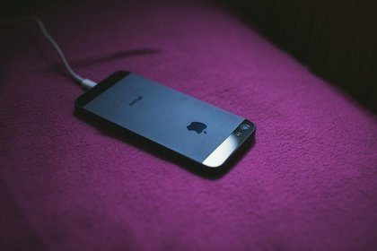 iPhoneに差している充電ケーブル