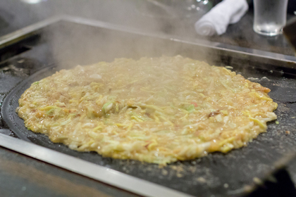 鉄板で焼くもんじゃ焼き