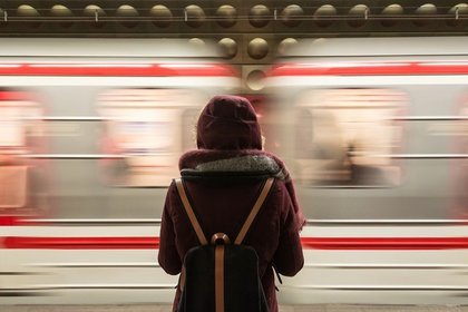 電車に乗ろうとしている女性