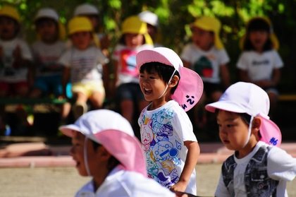 かけっこ競争をする子ども達