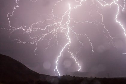 雷が落ちる様子