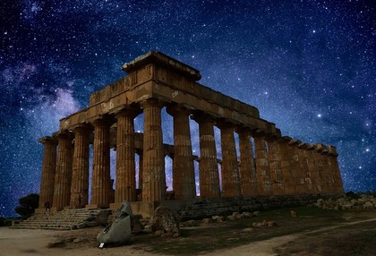 夜の幻想的な神殿