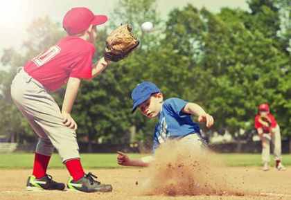 野球の試合をする子供達