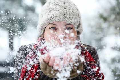 雪を吹く女性