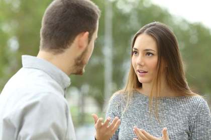 男性に語りかける女性