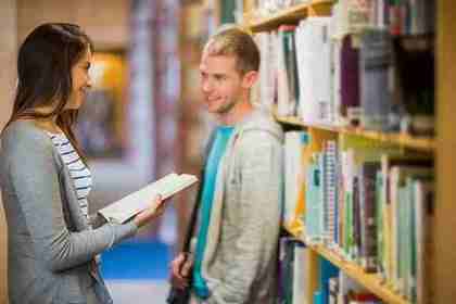 図書館で見つめ合う男女