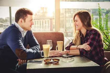 カフェで向かい合う男女