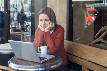 カフェで仕事する女性