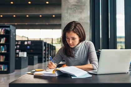 勉強する女性