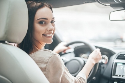 運転する女性