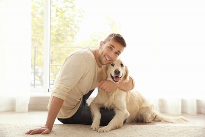 白い犬と男性