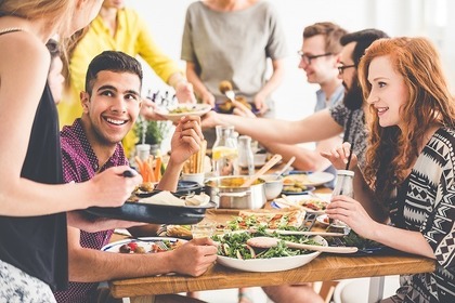 楽しそうに食事する人々