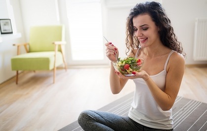 サラダを食べる女性