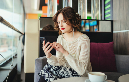 スマホで情報を確認する女性