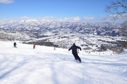 スキー選手がいる雪山