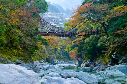 山のつり橋