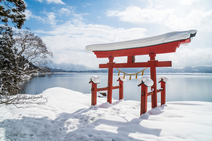 雪の積もった鳥居