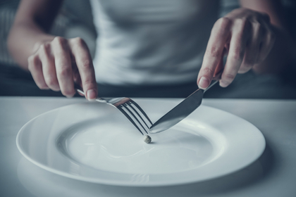 食器と女性