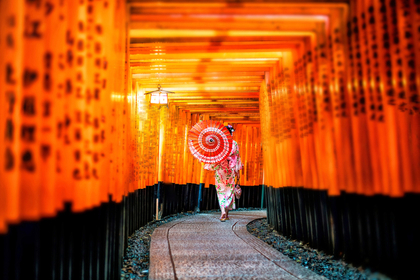 千本鳥居と女性