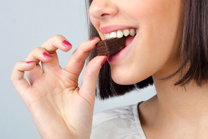 チョコを食べる女性